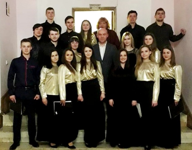 Після виступу. Молодіжний хор з міським головою Тернополя Сергієм Надалом